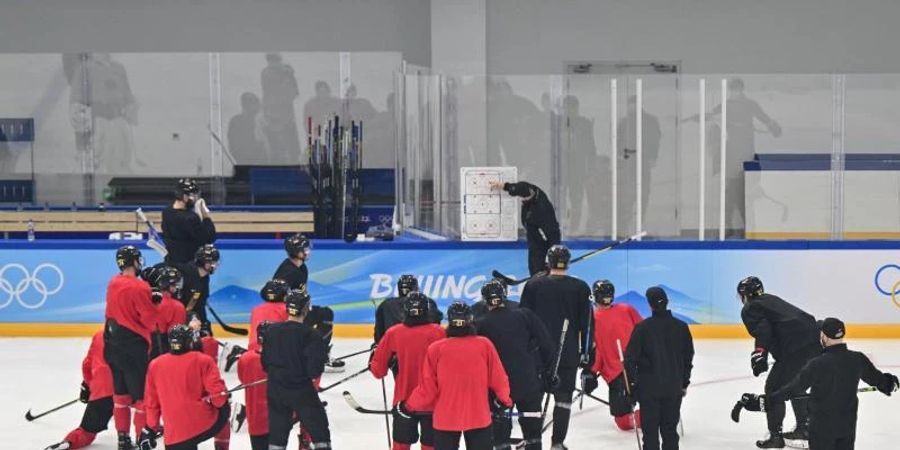 Die deutschen Eishockeyspieler beim Training. Foto: Peter Kneffel/dpa