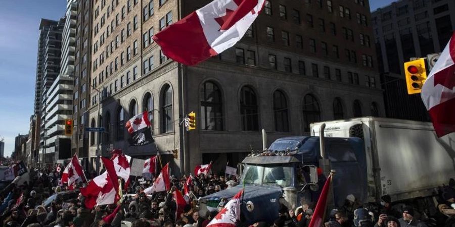 Lkw-Fahrer und Demonstranten in Toronto. Foto: Chris Young/The Canadian Press via AP/dpa