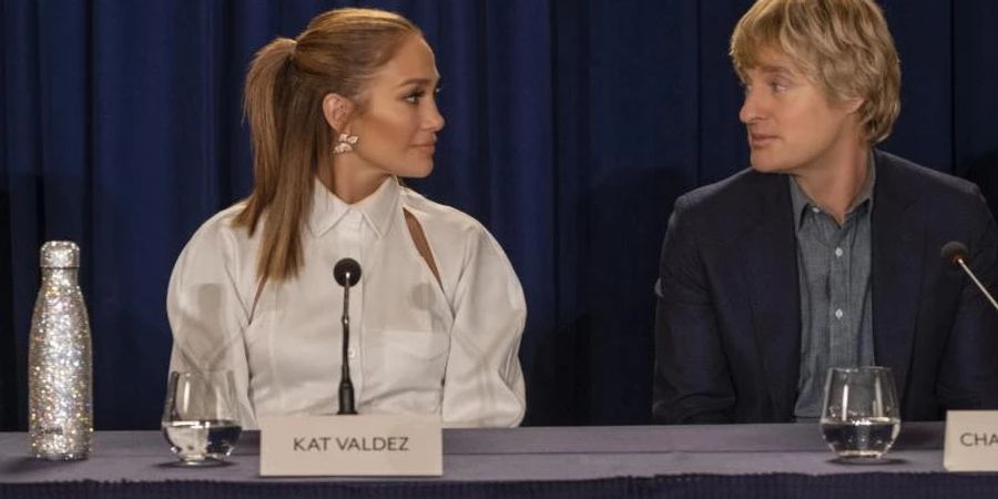 Jennifer Lopez (l) als Kat Valdez und Owen Wilson als Charlie Gilbert in einer Szene des Films "Marry me - Verheiratet auf den ersten Blick". Foto: Barry Wetcher/Universal Studios/dpa