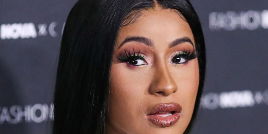 Cardi B könnte sich schon bald mit Gesichtstattoo zeigen.