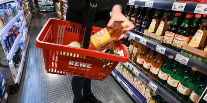 Der Verband der ölsaatenverarbeitenden Industrie in Deutschland hatte gewarnt, dass Sonnenblumenöl wegen des Ukraine-Krieges schon bald Mangelware werden könne. Der Umstieg auf andere Speiseöle sei jedoch kein Problem. Foto: Arne Dedert/dpa Sonnenblumenöl