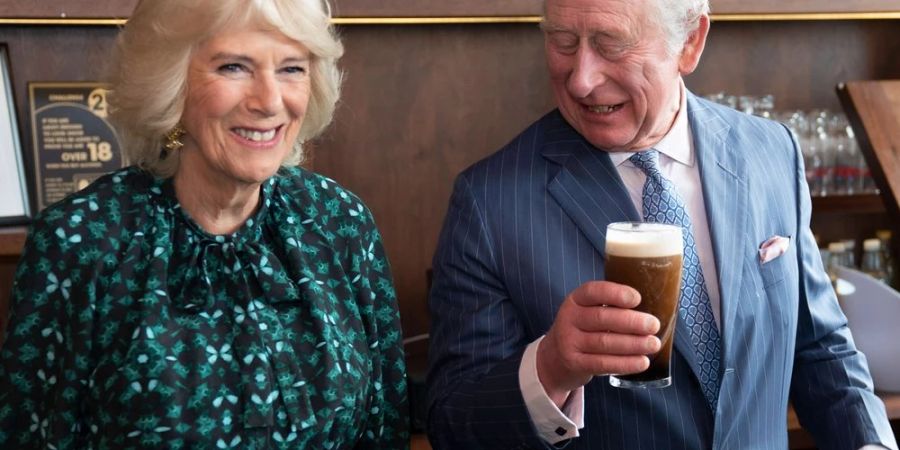 Herzogin Camilla und Prinz Charles haben offenbar eine Vorliebe für irisches Bier.