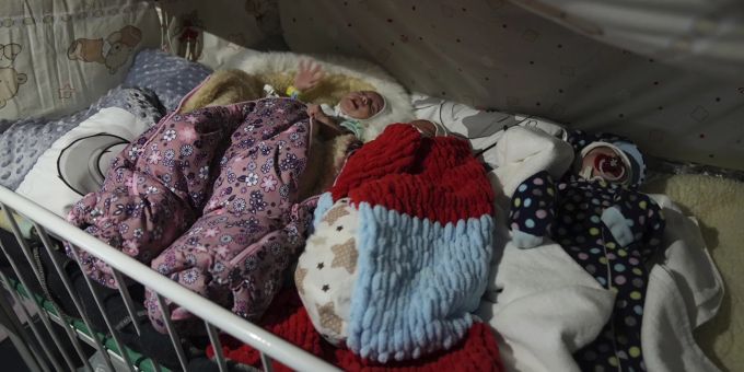 Verzweifelte Eltern liessen ihre Frühchen in einem Spital in der ukrainischen Stadt Mariupol zurück. (AP Photo/Evgeniy Maloletka) Ukraine Krieg