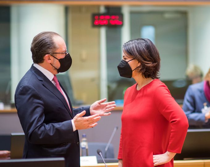 Der österreichische Aussenminister Alexander Schallenberg und seine deutsche Amtskollegin Annalena Baerbock vor dem EU Ministerratstreffen. EU Foreign affairs