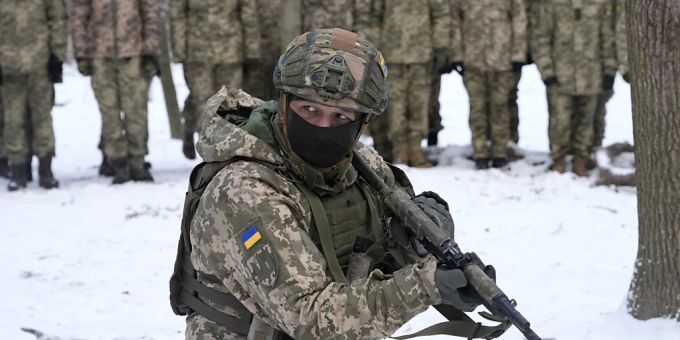 Berlin - Berlin zieht Konsequenzen aus Zuspitzung der Ukraine-Krise