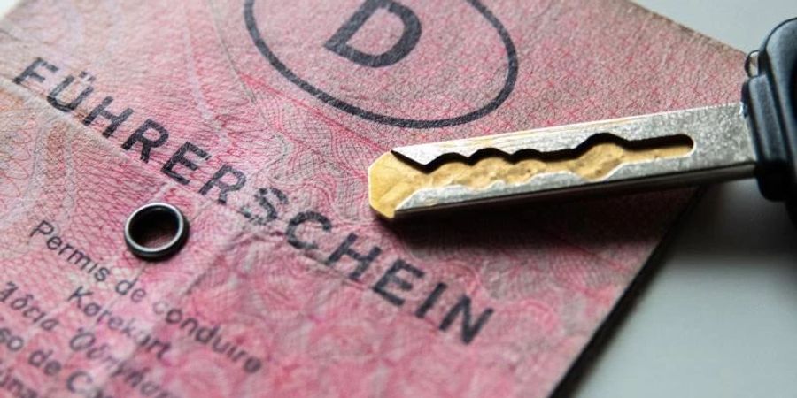 Bis 2033 müssen Millionen von Führerscheinen umgetauscht werden, damit sie fälschungssicherer sind. Die Fristen sind nach Geburtsjahrgängen gestaffelt. Foto: Demy Becker/dpa/Archivbild