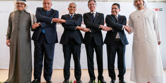 Die Aussenminister von Bahrain (l-r), Ägypten, Israel, den USA, von Marokko und den Vereinigten Arabischen Emiraten haben sich in der Negev-Wüste getroffen. Die Aussenminister von Bahrain (l-r), Ägypten, Israel, den USA, von Marokko und den Vereinigten Arabischen Emiraten haben sich in der Negev-Wüste getroffen.