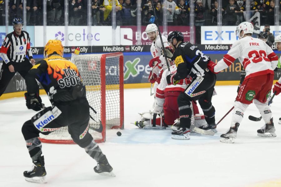 Fribourg schlägt Lausanne im ersten Viertelfinal-Spiel. Hier trifft Mottet zum 1:0 im Powerplay.