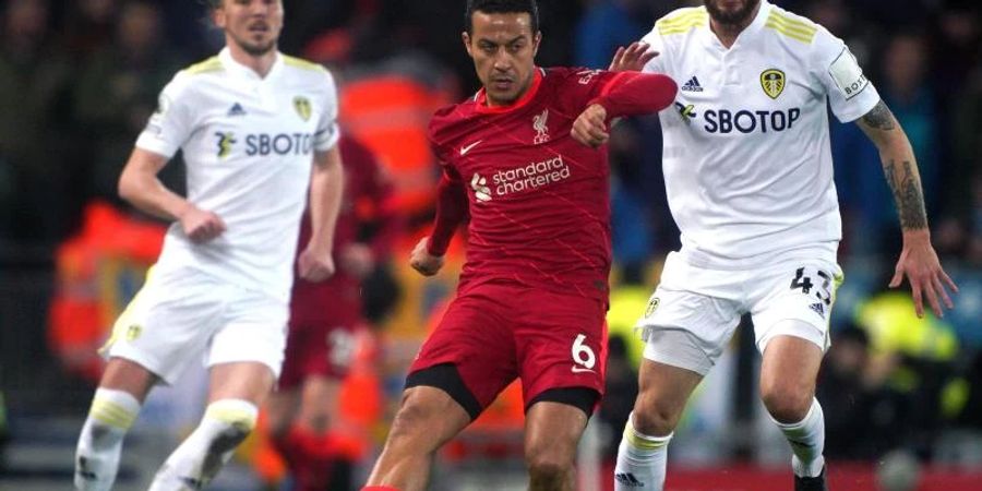 Thiago Alcantara (M) vom FC Liverpool kommt vor Sam Greenwood (r) von Leeds United an den Ball. Foto: Peter Byrne/PA Wire/dpa