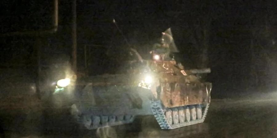 Ein gepanzertes Fahrzeug rollt eine Strasse ausserhalb des von pro-russischen Kämpfern kontrollierten Gebiets von Donezk in der Ostukraine entlang. Foto: Uncredited/AP/dpa