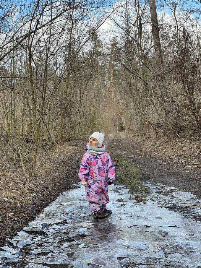 Bei einem Spaziergang hat die Familie hinter diesem Wald einen Stützpunkt entdeckt. Dieser wurde jetzt im Ukraine Konflikt angegriffen. Ukraine Krieg