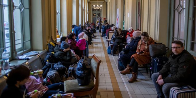 Im kleinen Bahnhof von Przemysl (Polen) warten tausende Flüchtende jeden Tag auf ihre Weiterreise. Sie sitzen dabei in Gängen mit barocken Stuckdecken. Ukraine-Konflikt - Bahnhof Przemysl