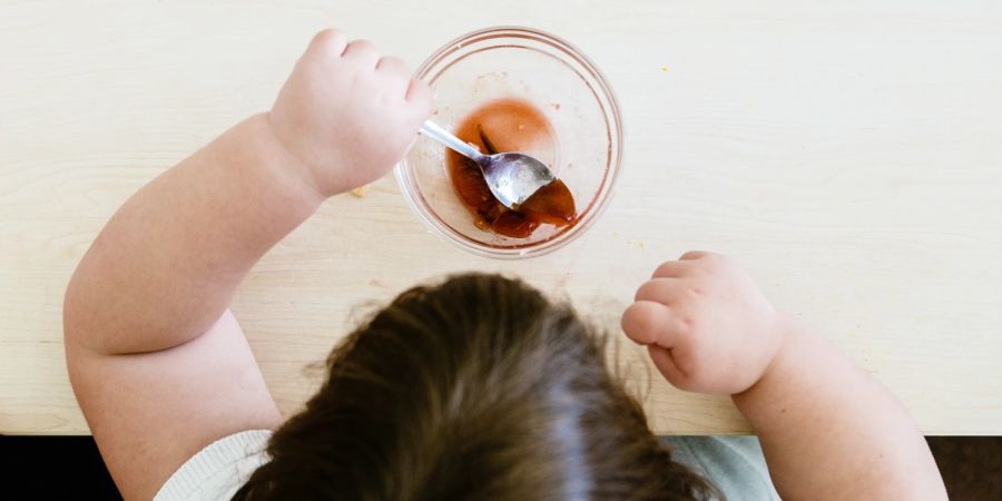 Das Risiko für Übergewicht hängt eng mit den Lebensbedingungen von Kindern und Familien zusammen. (Symbolbild)