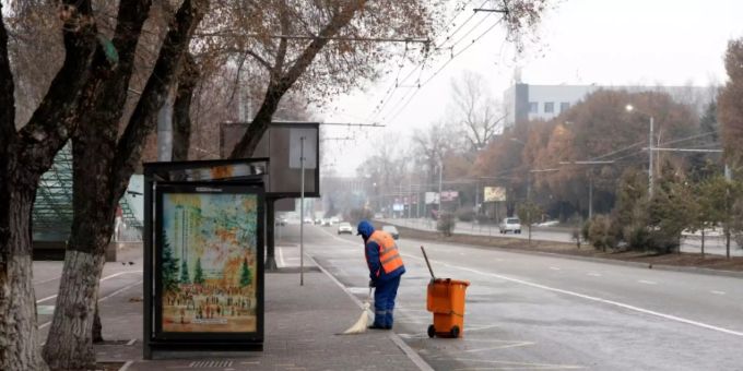 Strassenreinigung nach den Protesten in Almaty. kasachstan