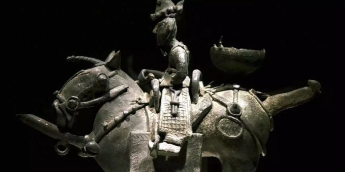 Koreanisches Giessgefäss in Form eines Reiters auf einem Schlachtross, spätes 5. bis frühes 6. Jahrhundert. Auch in Europa sassen Ritter keineswegs auf dem hohen Ross, sondern auf Schlachtrössern, welche die Grösse von heutigen Ponys hatten (Symbolbild). Koreanisches Giessgefäss in Form eines Reiters auf einem Schlachtross, spätes 5. bis frühes 6. Jahrhundert. Auch in Europa sassen Ritter keineswegs auf dem hohen Ross, sondern auf Schlachtrössern, welche die Grösse von heutigen Ponys hatten (Symbolbild).