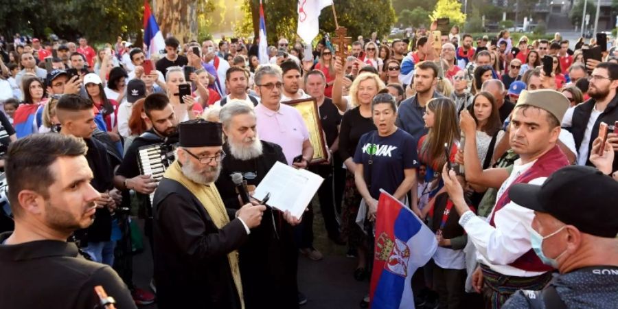 Serbischer Priester hält Gottesdienst vor Djokovics Hotel ab