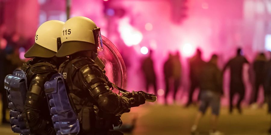 Der Einsatz von Gummischrot gegen Demonstranten kommt auch in der Schweiz immer wieder vor. Dadurch entstehende Augenverletzungen scheinen jedoch ein Tabu zu sein. (Archivbild)