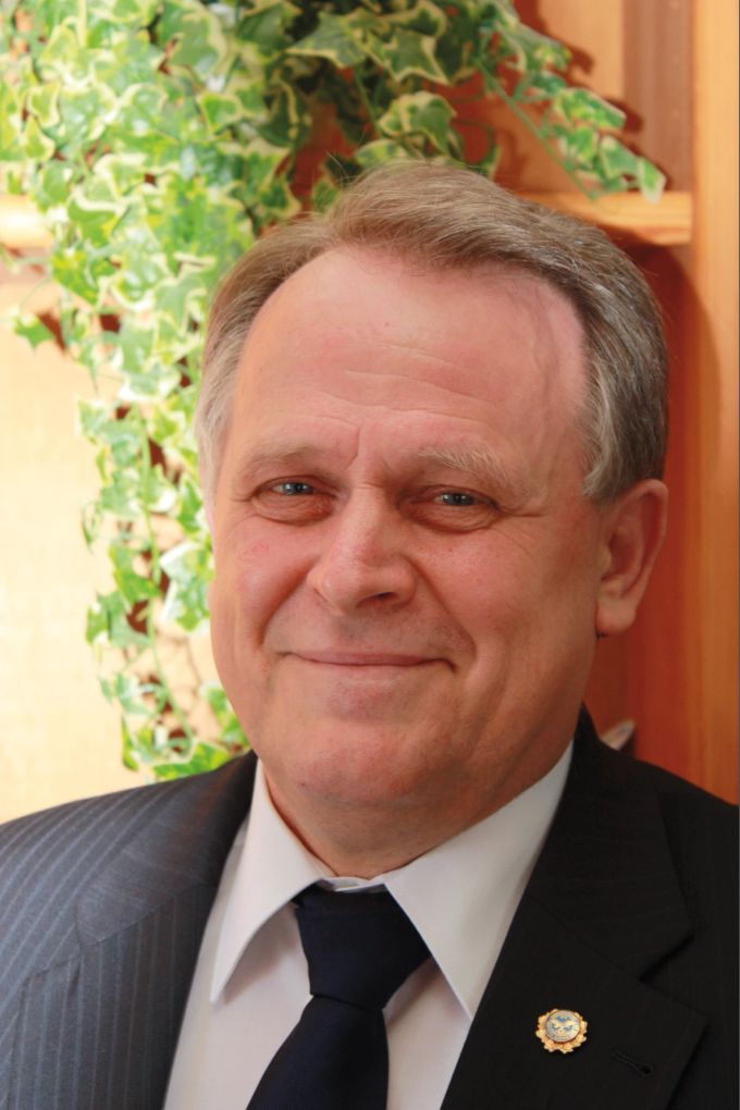 Peter Harzheim. Porträtfoto Mann Krawatte