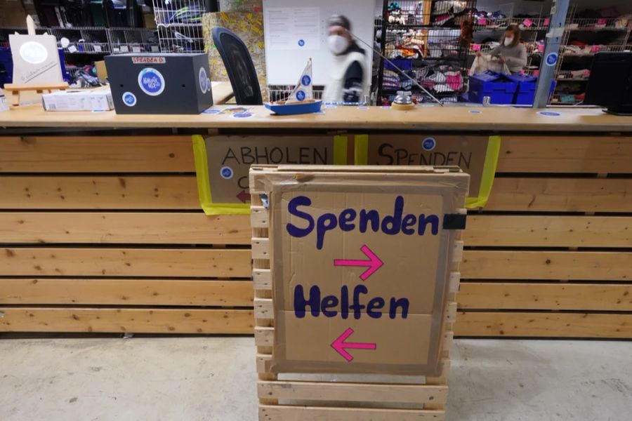 Spenden. Helfen· steht auf einem Aufsteller in der Kleiderkammer der Hilfsorganisation Hanseatic Help. Zahlreiche Hamburgerinnen und Hamburger wollen den vom Krieg bedrohten Menschen in der