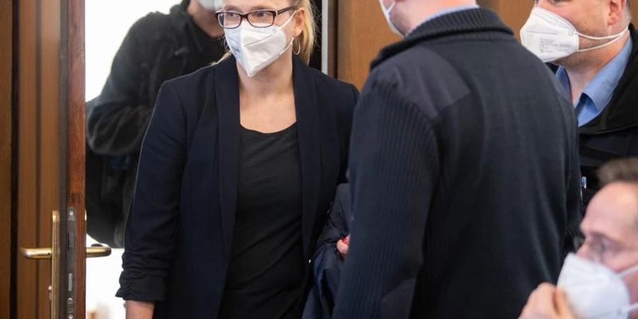 Anja Darsow betritt im Zivilprozess zur Klage des Landes Hessen gegen ihren wegen Doppelmordes verurteilten Ehemanns den Verhandlungssaal. Foto: Boris Roessler/dpa
