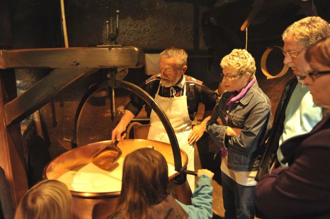 In Affoltern im Emmental könnt ihr die Käsehandwerkskunst erlernen. BLS Winterausflüge Emmentaler Käse
