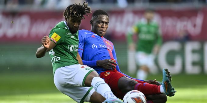 St. Gallens Euclides Cabral (l.) im Duell mit Basels Nasser Djiga. Super League