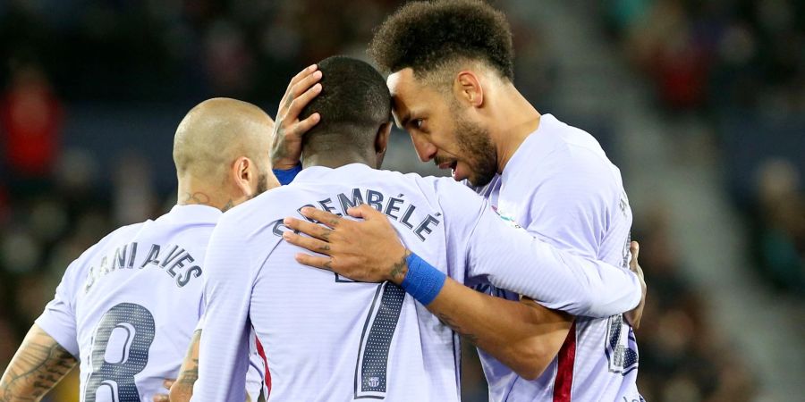 Pierre-Emerick Aubameyang (r) jubelt mit Barcelona-Teamkollege Ousmane Dembélé.