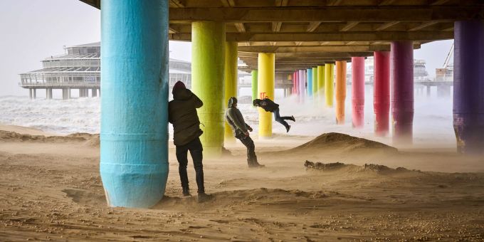 Jugendliche versuchen am Strand von Scheveningen in Holland gegen Eunice anzukommen. Storm Eunice hits Netherlands