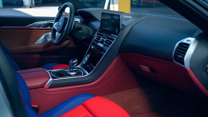 Ein Interieur im Superhelden-Farbschema mit persönlicher Signatur des Künstlers BMW M850i Jeff Koons