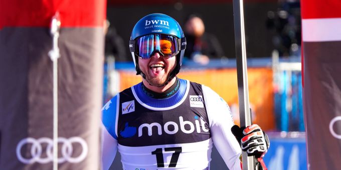 Niels Hintermann freut sich über seinen Sieg bei der Abfahrt in Kvitfjell. Niels Hintermann Beat Feuz