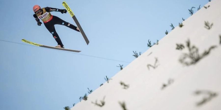 Karl Geiger ist bei der Skiflug-WM mittlerweile weit abgeschlagen. Foto: Daniel Kopatsch/Fa/dpa