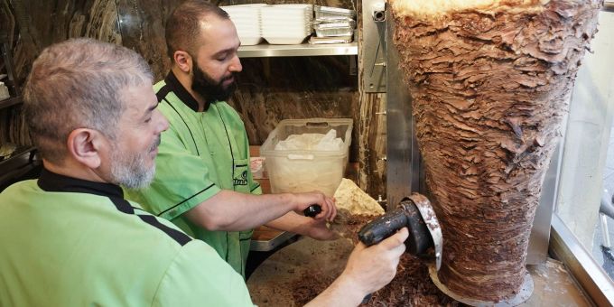 Halit (l) und Halip vom Imren Grill in Berlin bereiten einen Döner zu. Vor fünfzig Jahren soll er erfunden worden sein. Halit (l) und Halip vom Imren Grill in Berlin bereiten einen Döner zu. Vor fünfzig Jahren soll er erfunden worden sein.