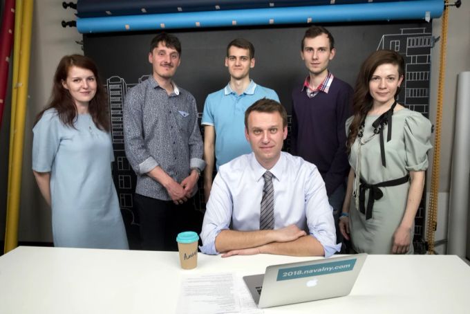 Oksana Baulina (rechts) hat für Alexej Nawalny (sitzend) gearbeitet. Ukraine Krieg