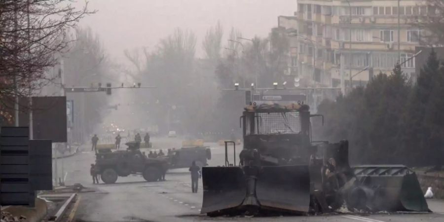 Strassenblockade der Sicherheitskräfte in Almaty