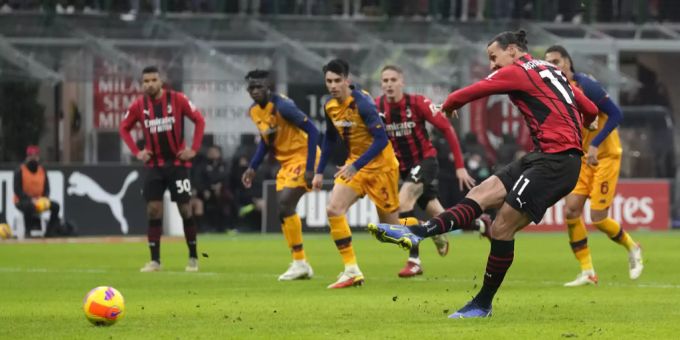 Zlatan Ibrahimovic wird eingewechselt und verschiesst einen Penalty. AC Milan