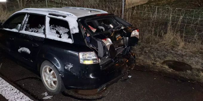 Bargen SH - Heftiger Auffahrunfall zwischen Auto und Lieferwagen