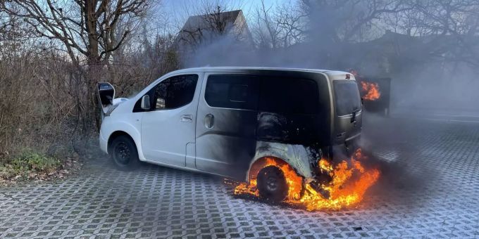 Das Fahrzeug erlitt Totalschaden. Brand