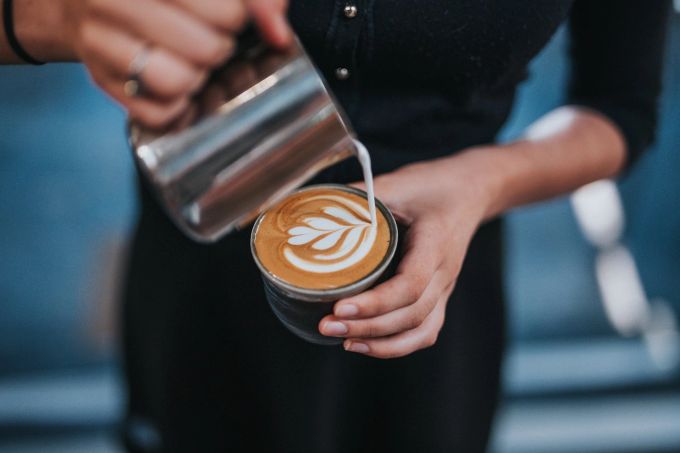 Latte Art macht den Kaffee zu einem Hingucker. Cappuccino mit Blume
