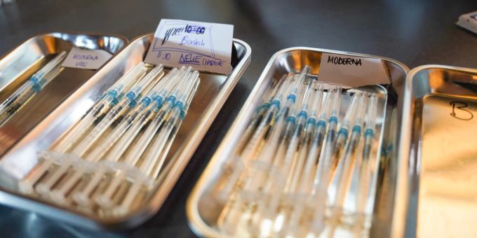 Das BAG soll die Verträge mit den Herstellern der Corona-Impfstoffe veröffentlichen. cooronavirus