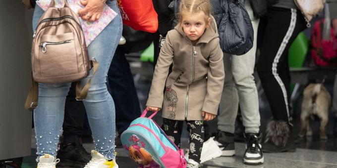 Ein Flüchtlingskind aus der Ukraine nach ihrer Landung auf dem Flughafen Frankfurt. Ein Flüchtlingskind aus der Ukraine nach ihrer Landung auf dem Flughafen Frankfurt.