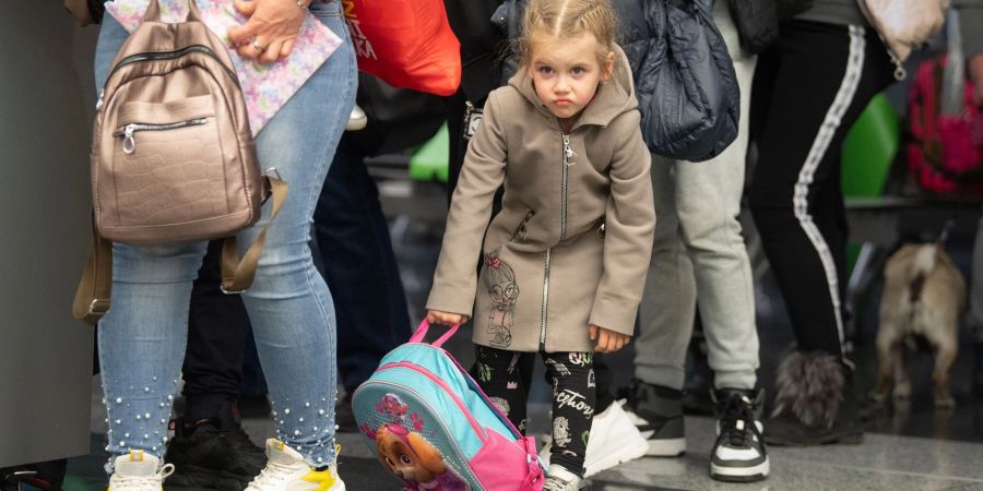 Ein Flüchtlingskind aus der Ukraine nach ihrer Landung auf dem Flughafen Frankfurt.