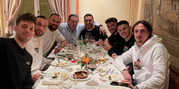 Hekuran Kryeziu, Milot Rashica, Betim Fazliji, Mirlind Kryeziu, Vedat Muriqi, Atdhe Nuhiu und Shkelqim Demhasaj (v. r. n. l.). Schweizer Nati