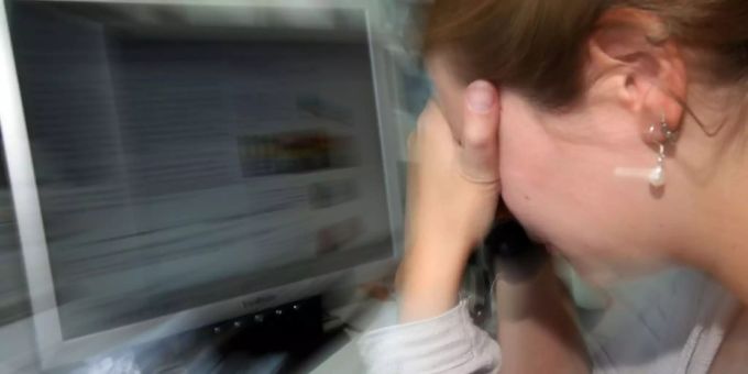 Den Frauen wurde die ausgebliebene Impfung gegen das Coronavirus zum Verhängnis. (Symbolbild) Frau Computer Coronavirus