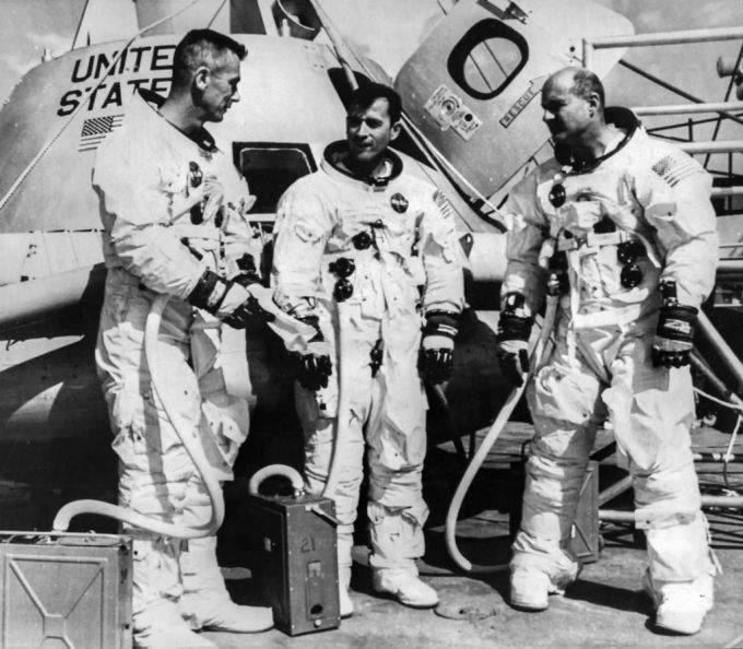 Von links nach rechts stehen die Astronauten der US-Apollo-Mission 10 Eugene Cernan, John Young und Thomas Stafford kurz vor ihrem Flug auf den Mond im Jahr 1969. Mond