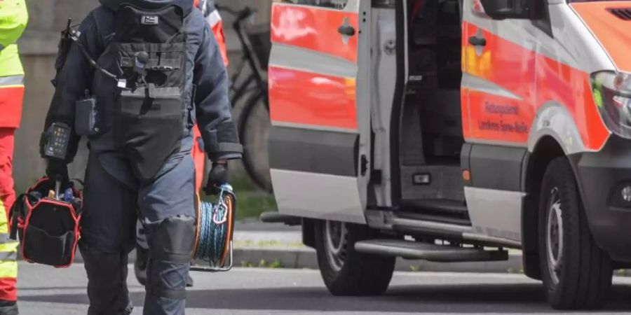 Ein Sprengstoffexperte ist vor Ort, um zwei verdächtige Fahrzeuge zu untersuchen. Foto: Patrick Pleul