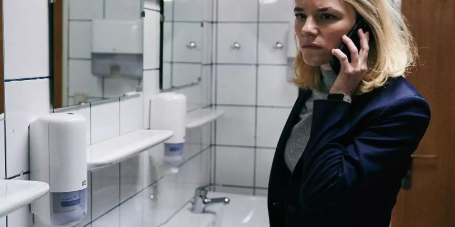 Unternehmensberaterin Lola (Valerie Pachner) steht am Rande des Zusammenbruchs. Foto: Salzgeber Film