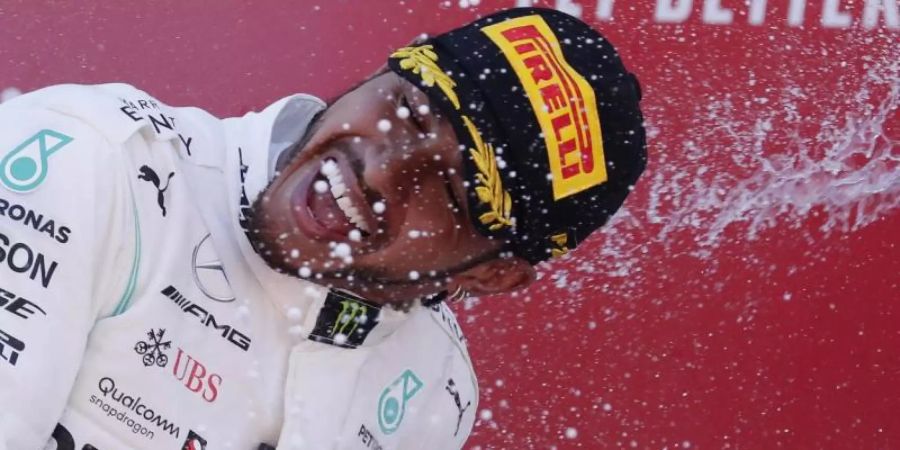 Mercedes-Pilot Lewis Hamilton feiert seinen Sieg in Barcelona. Foto: Manu Fernandez/AP