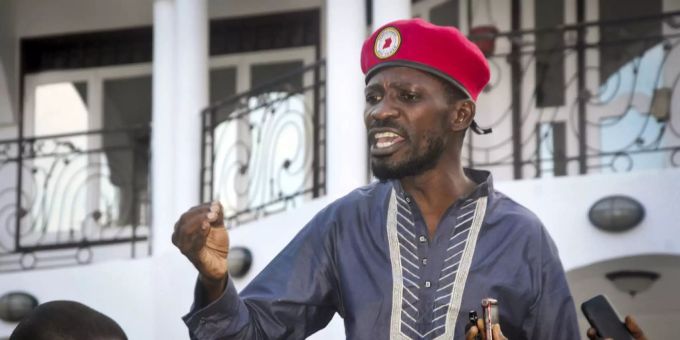 Bobi Wine (geboren Robert Kyagulanyi Ssentamu), Musiker und Oppositionelle in Uganda, begrüsst seine Anhänger nach dem er am 02.05.19 aus der Haft in Kampala entlassen worden ist. Bobi Wine Uganda
