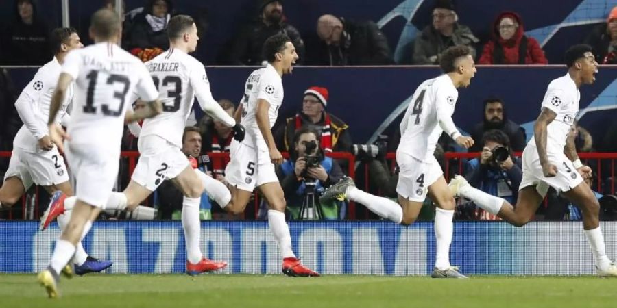 Die Spieler von Paris Saint-Germain feiern ein Tor. Die Mannschaft von Trainer Thomas Tuchel hat Manchester United 2:0 bersiegt. Foto: Martin Rickett/PA Wire