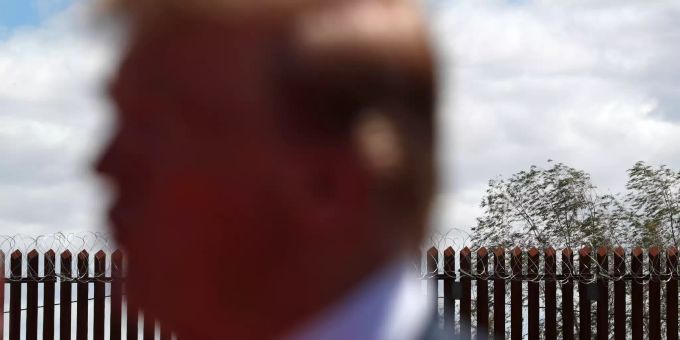 Donald Trump, Präsident der USA, spricht in der Nähe eines Abschnitts der Mauer an der Grenze zu Mexiko. Trump traf sich in der Stadt Calexico mit Mitarbeitern der US-Grenzschutzbehörde, die klagten, der Zustrom von Migranten sei nicht zu bewältigen. Grenze zu Mexiko Trumps Notstandserklärung